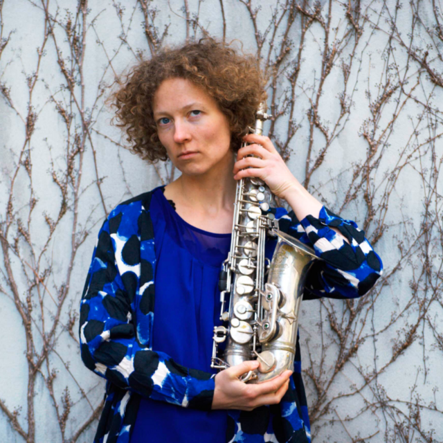 Portræt af kvinde med Saxofon