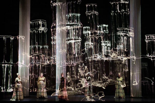 Abstrakt scenografi med fire personer