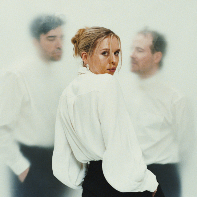 Portræt af tre personer i hvidt