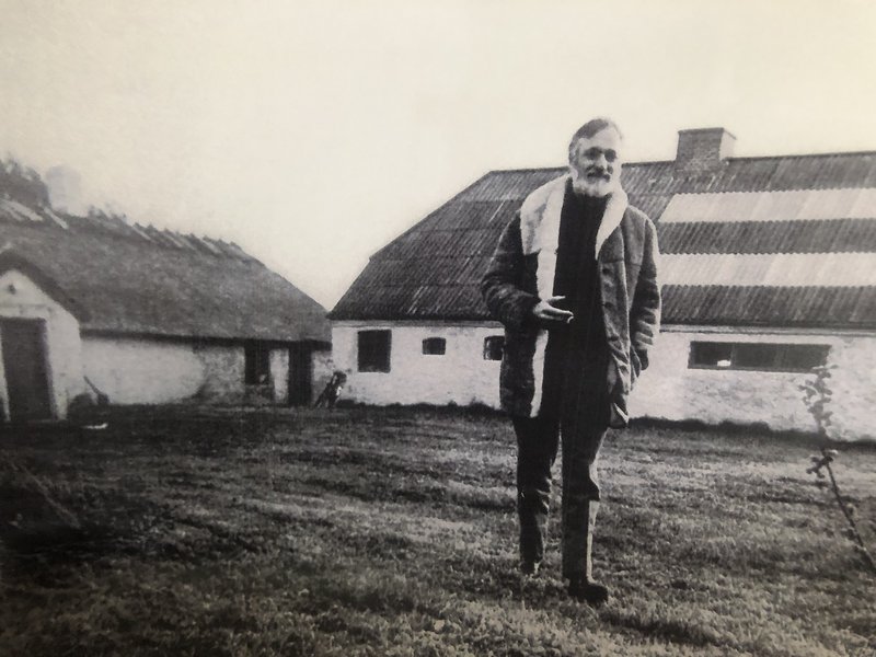 Asger Jorn foran sit hus og værksted, Bangsbohave, 1969. Foto: Bernth Christensen.