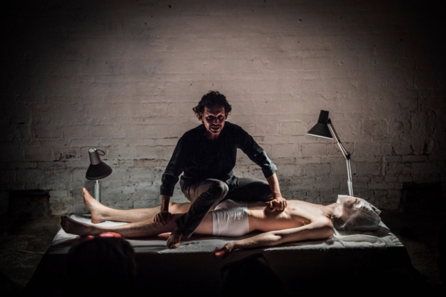 Person, der sidder på liggende person