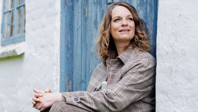 Portræt af en kvinde, der sidder udenfor