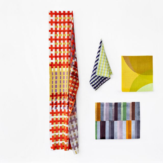 Forskellige tekstiler ophængt på en væg