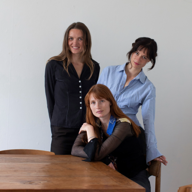 Tre personer ved et bord