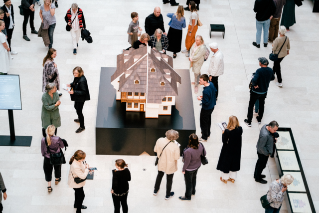 Kunstværk på museum med gæster rundt om