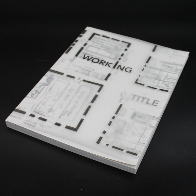 Et tidsskrift på et sort underlag. 