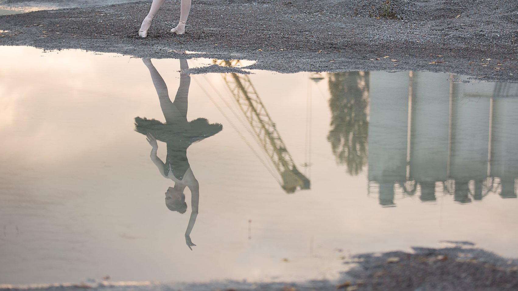 Ballerina ved sø i grusgrav