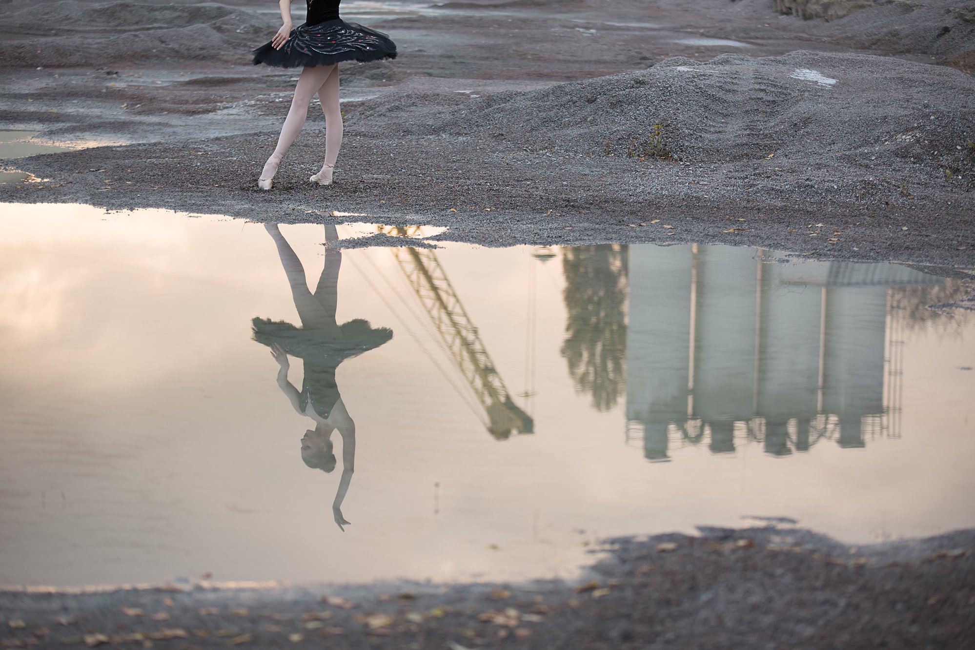 Ballerina ved sø i grusgrav