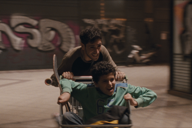 Børn kører i en trækvogn