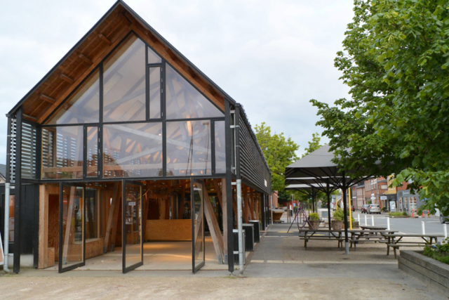 Foto af bygningsfacade med vinduer