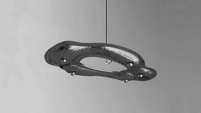 Organisk, sølvfarvet værk, som hænger i loft