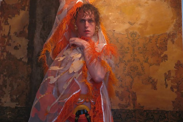 Mand svøbt i stort orange tørklæde