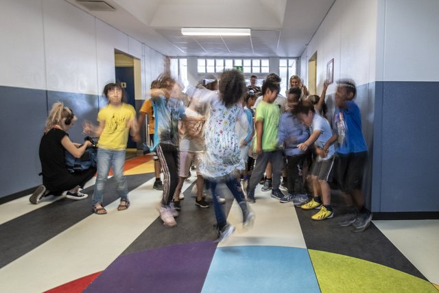 Børn danser på farvet gulv