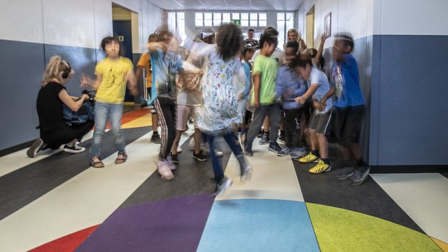 Børn danser på farvet gulv