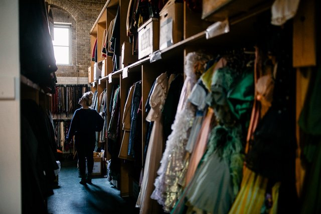 Kvinde går gennem påklædningsrum