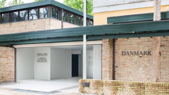 Indgangen til bygningen "Den Danske Pavillon" i Venedig.