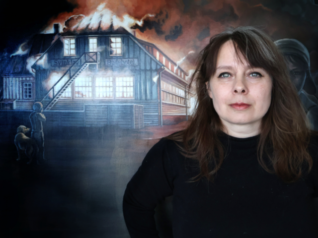 Portræt af kvinde med illustration i baggrunden