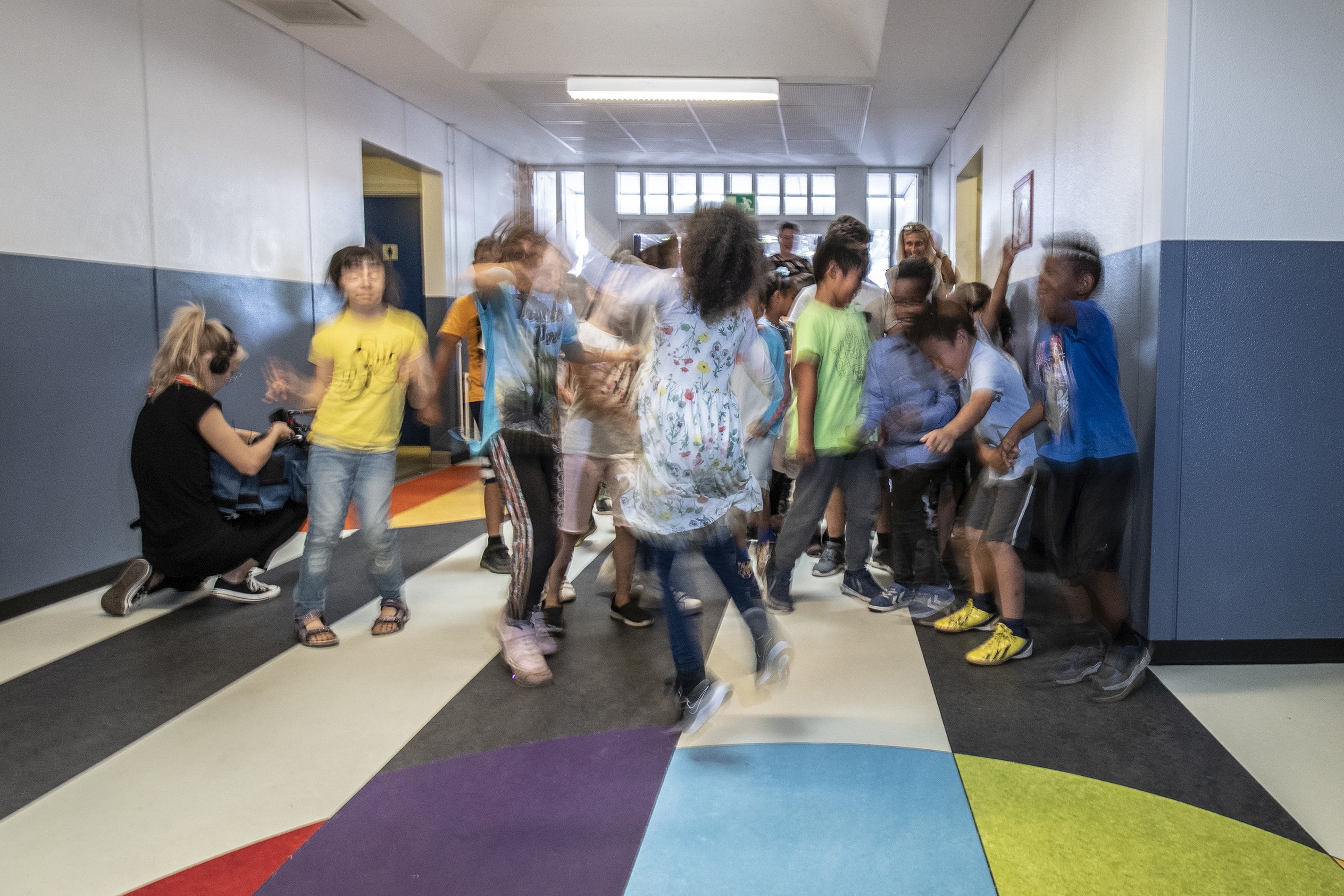 Børn danser på farvet gulv