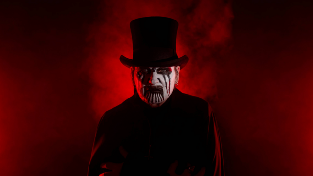 Kunstnerportræt med make-up og høj hat