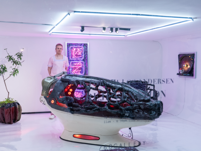 Person i udstillingsrum med kunst rundt om