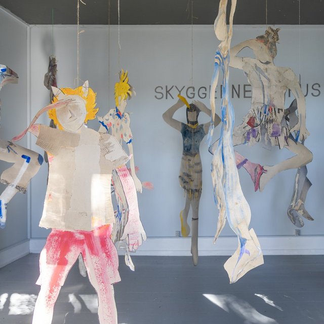 Papfigurer, der hænger i snore fra loftet