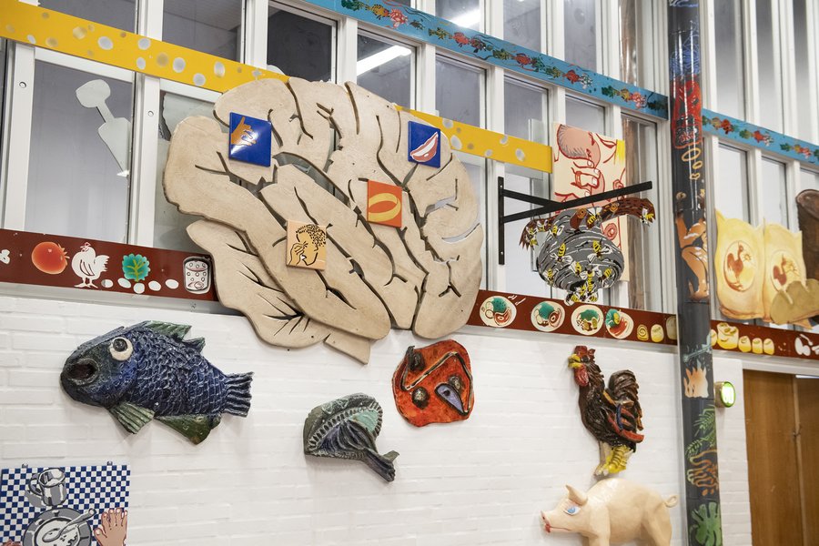 Værkerne er skabt af kunstneren Erik Hagens, og er en del af samlingen 'Bakkeskolens Billedlotteri'. Foto: Anne Trap-Lind. 