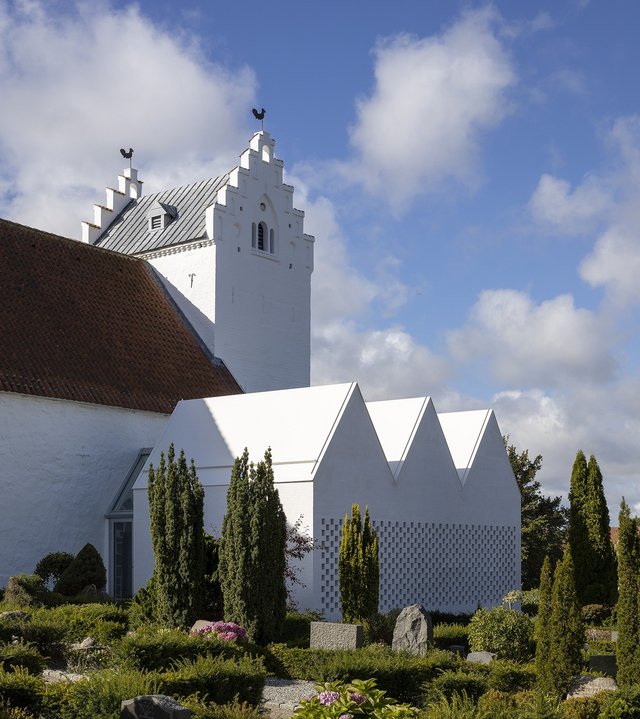 Klassisk dansk kirke med hvid tilbygning