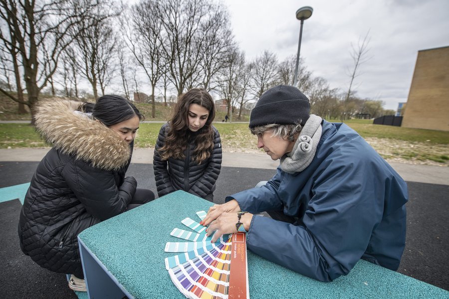 Tina Ratzer udvælger farver på Stengårdsvej sammen med børn og unge fra Ungdomsklubben. Foto: Torben Meyer