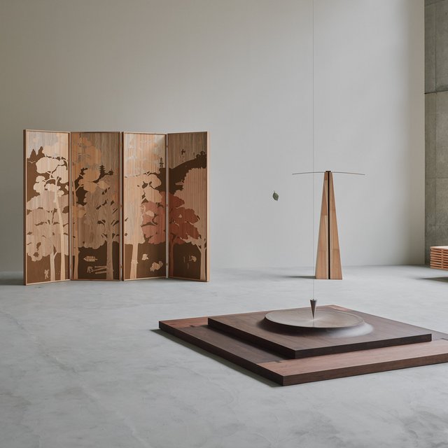 Tre kunstværker lavet i træ. 