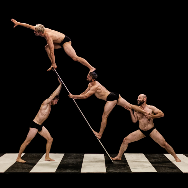 Fire mænd optræder på scene 