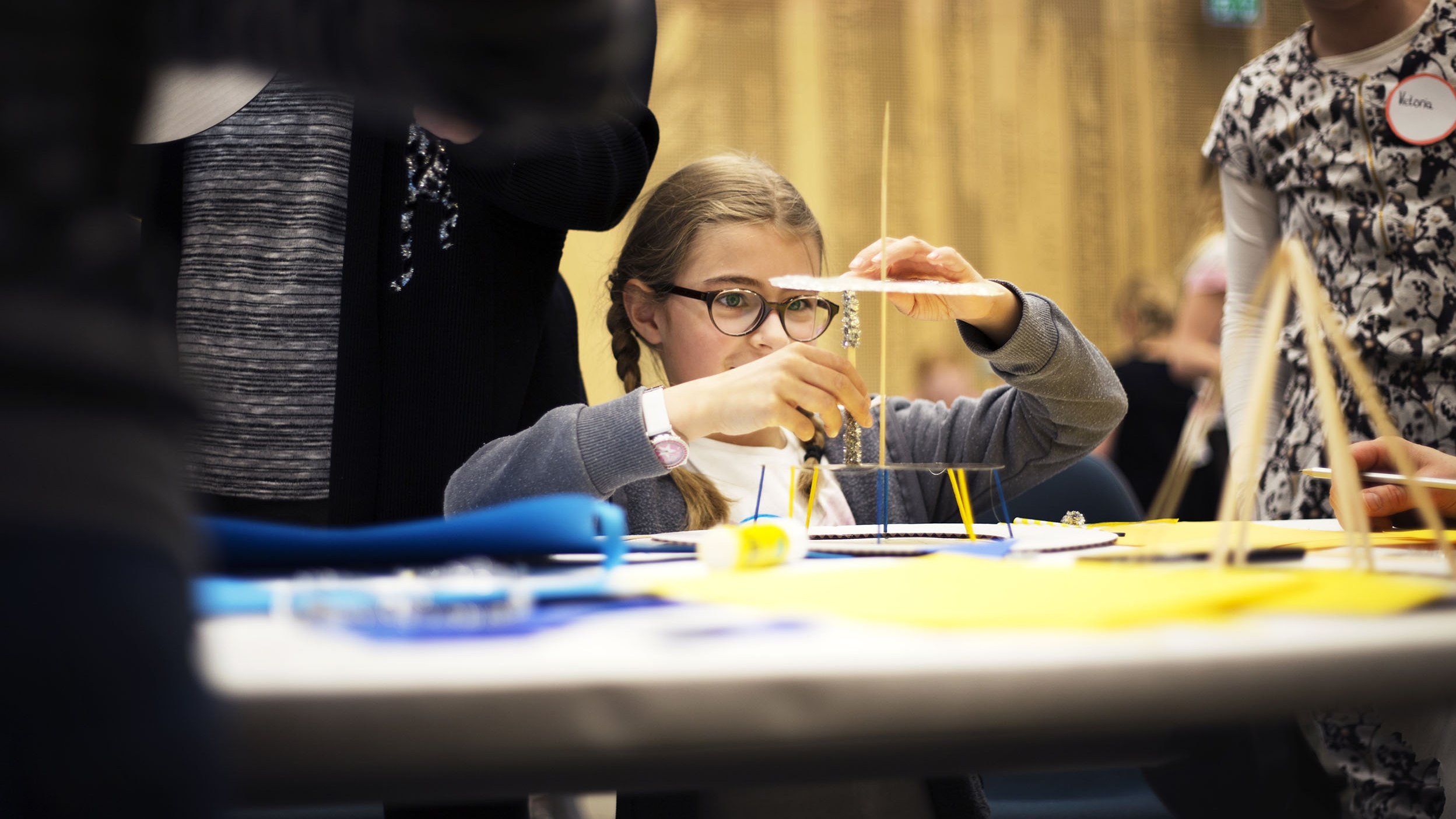 Pige der laver eksperimenter i et laboratorie