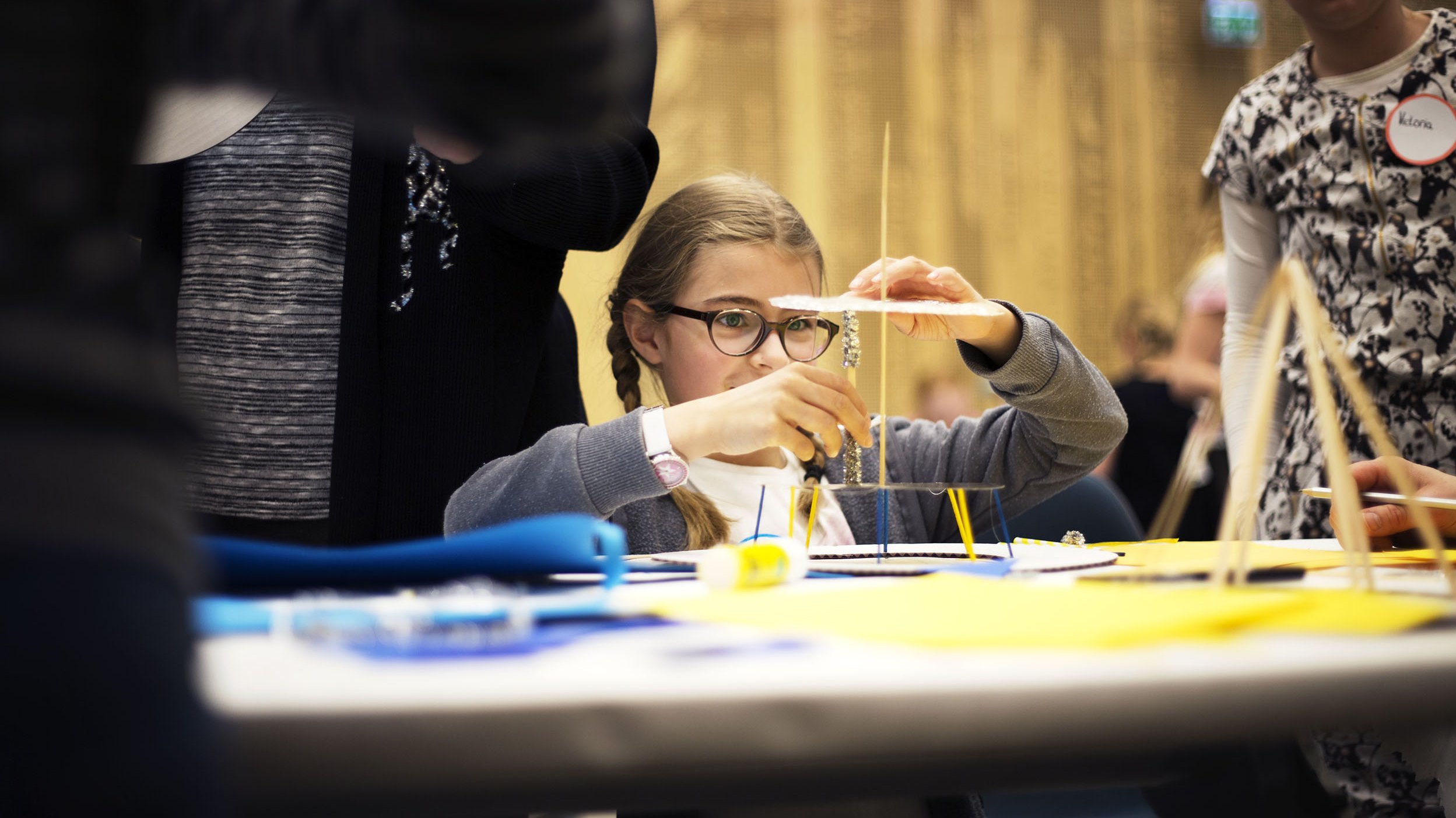 Pige der laver eksperimenter i et laboratorie