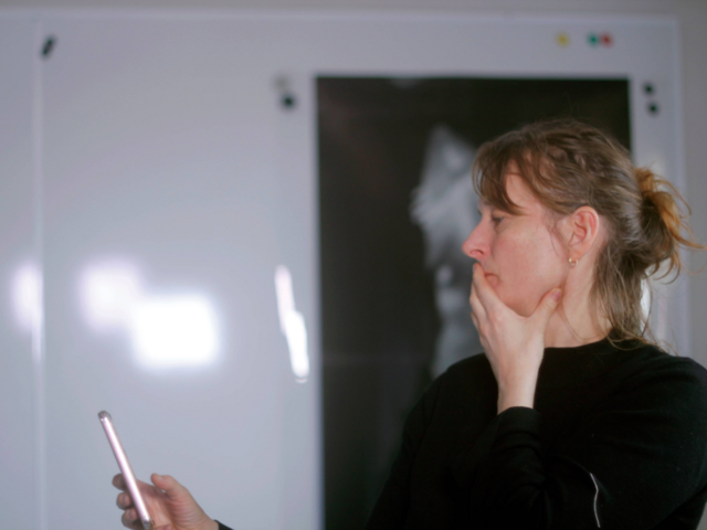 Kvinde kigger på telefon