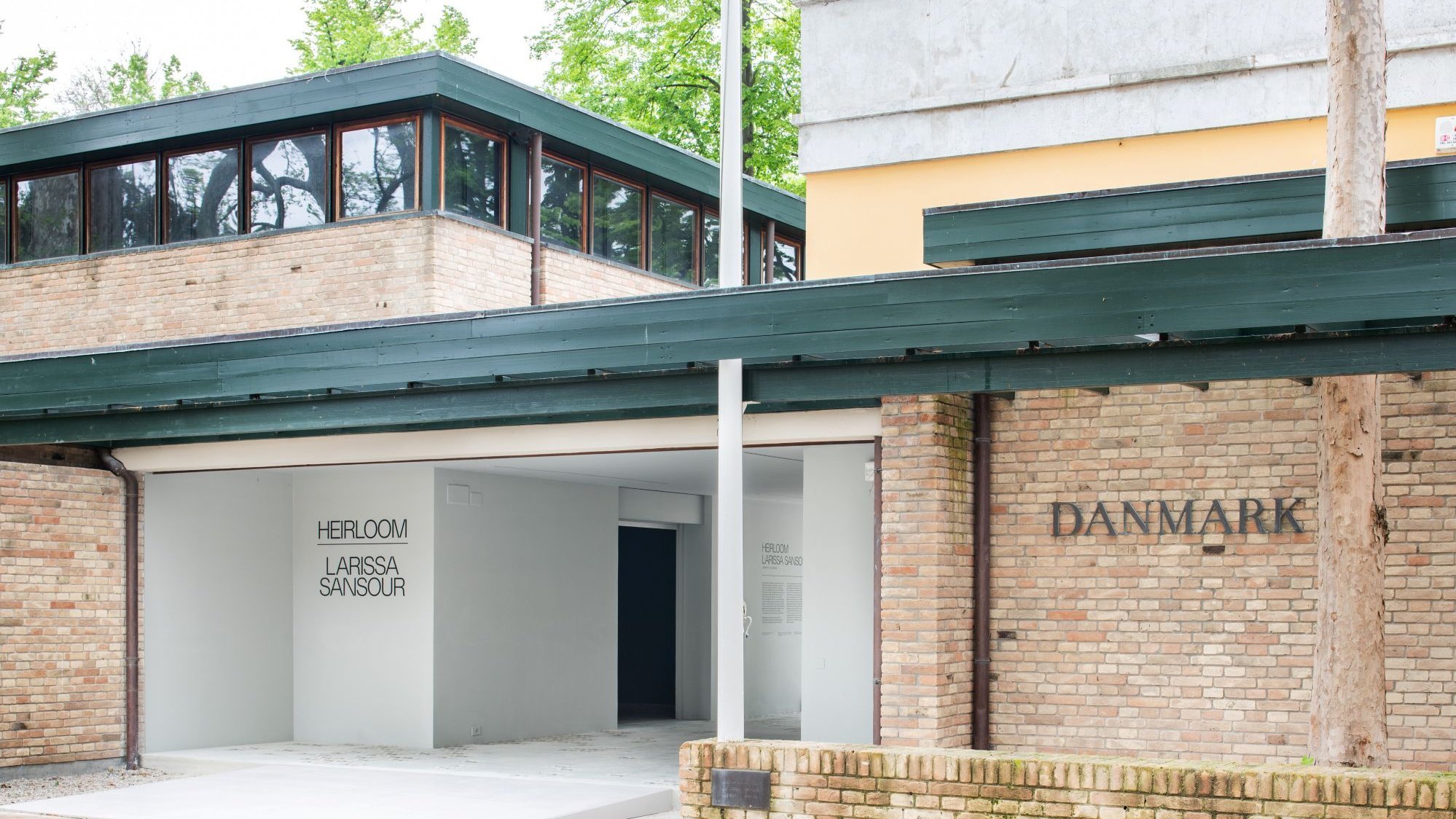 Facade og indgang til den Danske Pavillon i Venedig