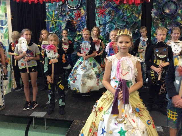 Børn med prinse- og prinsessekostumer på der stå på en scene