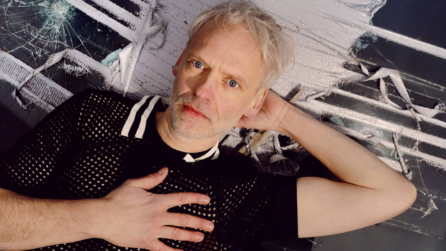 Portræt af person, der ligger ned