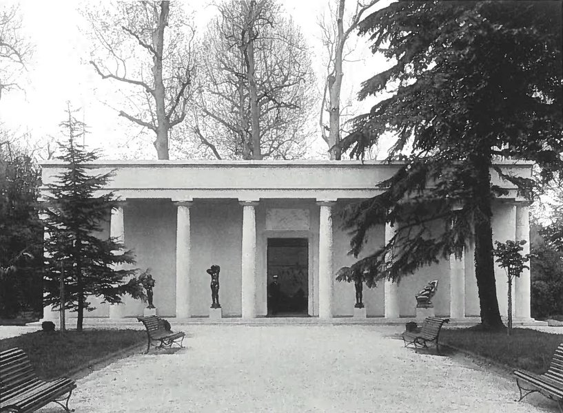 Den Danske Pavillon med skulpturer af Kai Nielsen i 1932.
