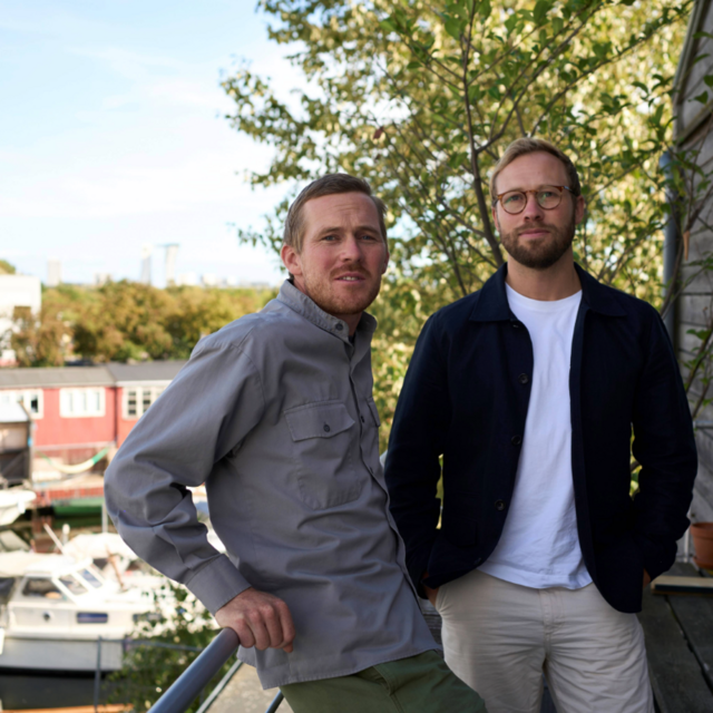 Portræt af to personer på altan