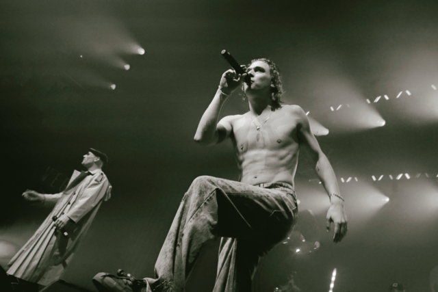 Musiker på scenen med mikrofon