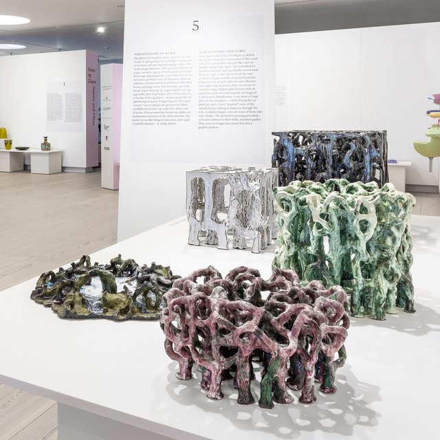 Keramiske kunstværker på et bord. 