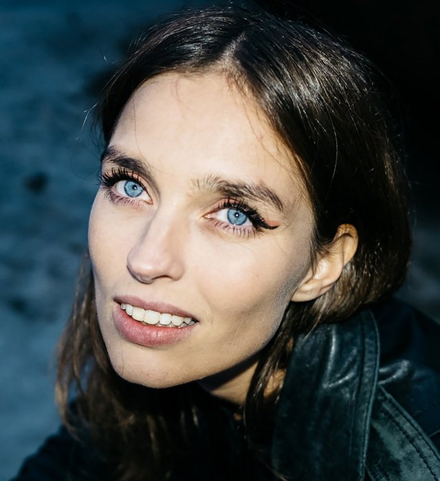 Portræt foto af kvinde med blå øjne
