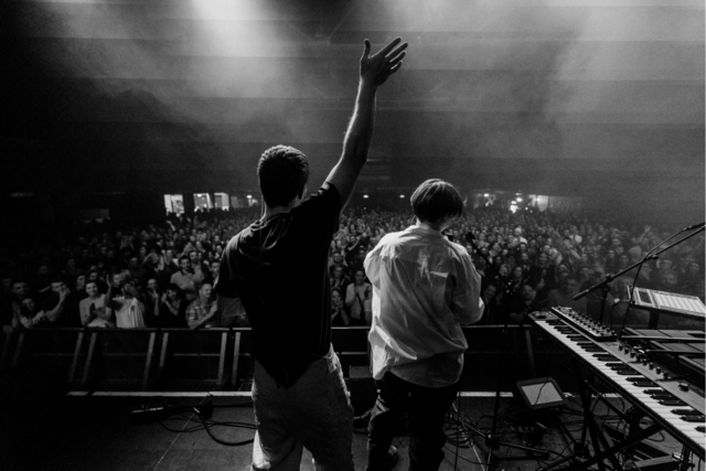 To musikere der optræder